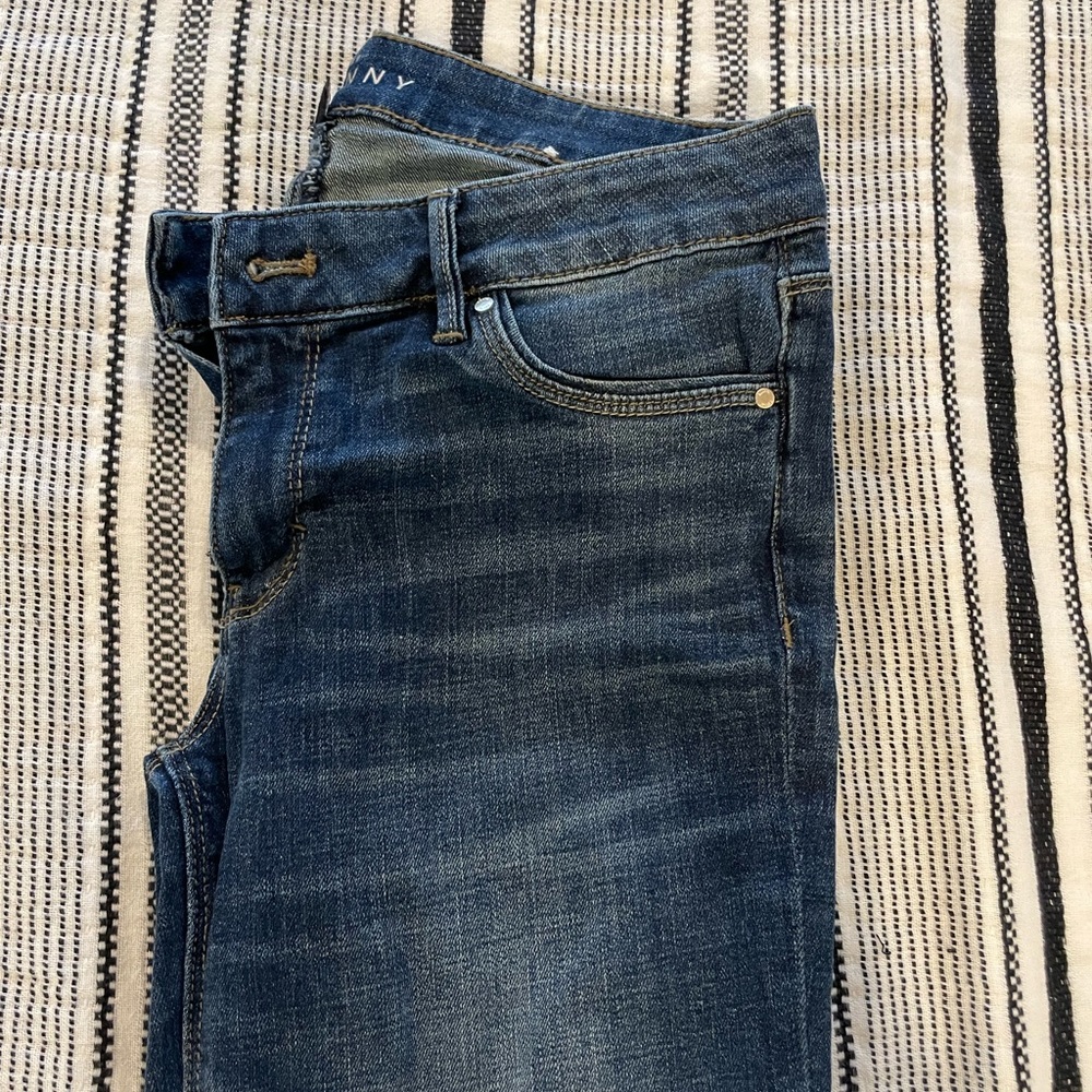WHBM Dark Wash Skinny Jeans Size 2